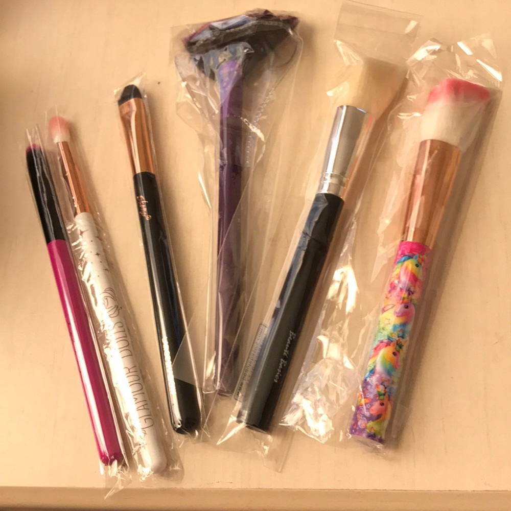 Bundle of makeup brushes!